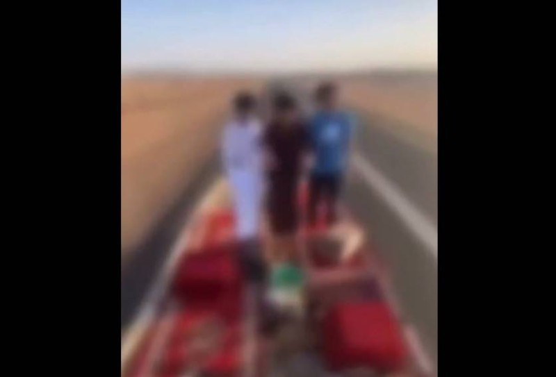 بالفيديو .. وضعية خطيرة لشبان في حائل السعودية