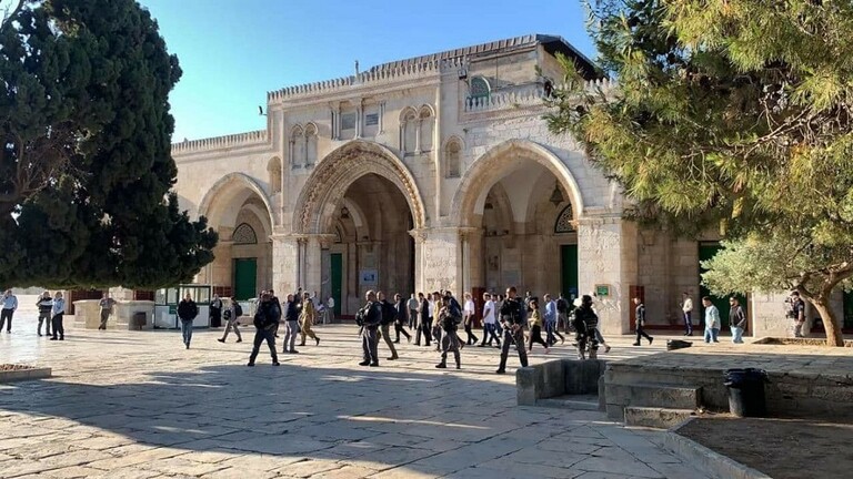 صهاينة يقتحمون مسجد الأقصى والكيان الإسرائيلي يشن حملات إعتقال بحق شبان القدس
