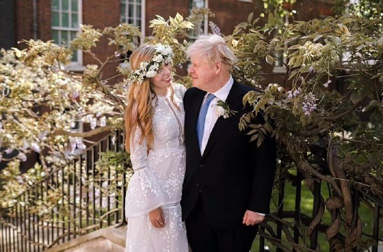 رئيس الوزراء البريطاني يتزوج رسميا من خطيبته كاري سيموندس