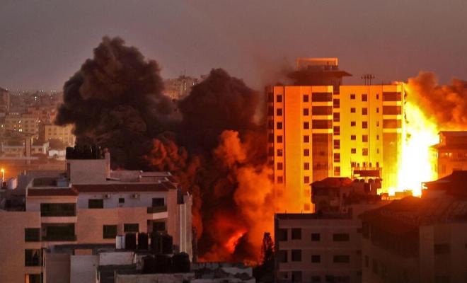 الاحتلال يستهدف مبنى ملاصق لمقر السفير محمد العمادي رئيس اللجنة القطرية لإعادة إعمار غزة
