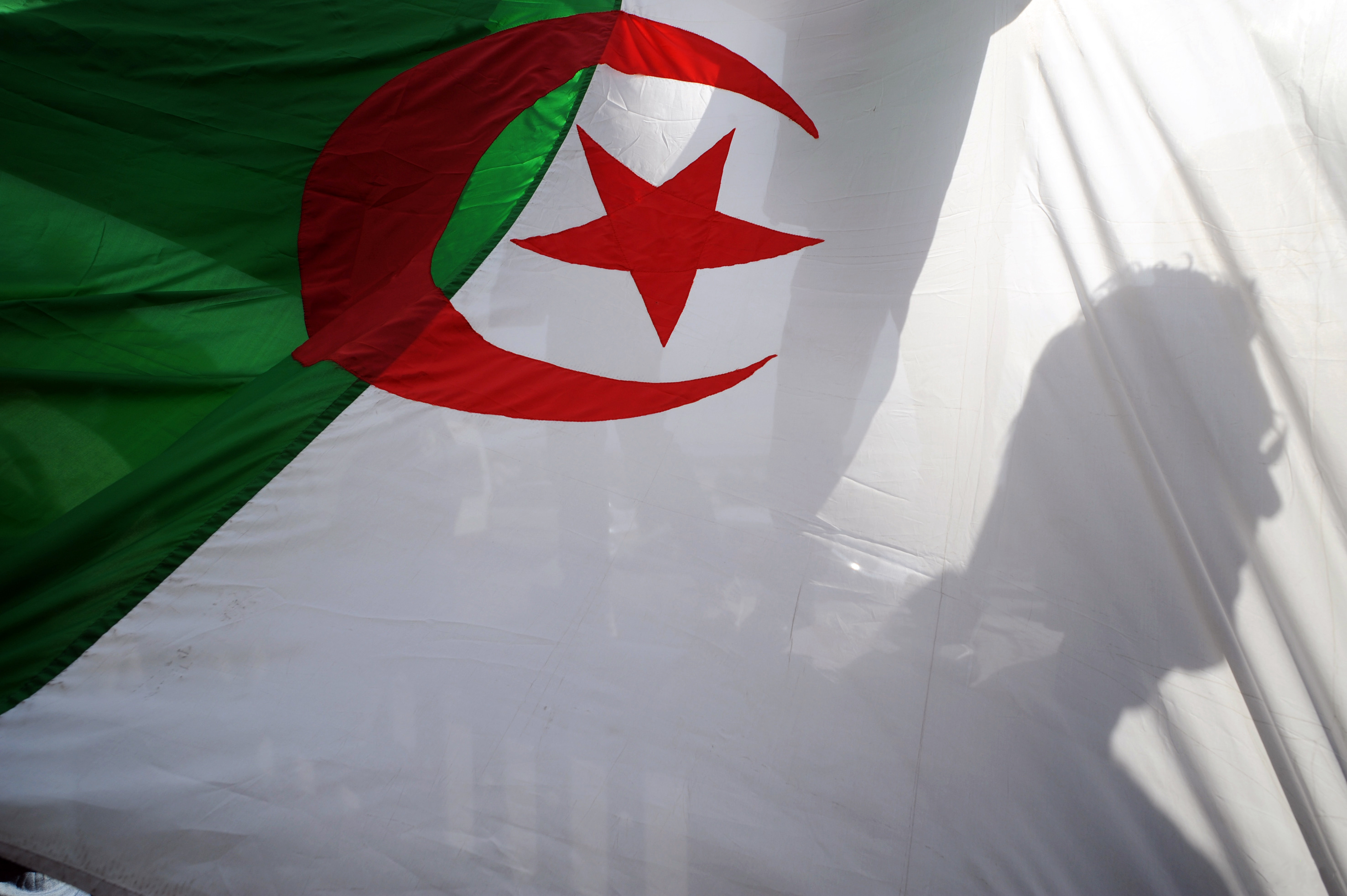 الجزائر تطلق سراح معارض سياسي بارز قبل بدء الانتخابات التشريعية