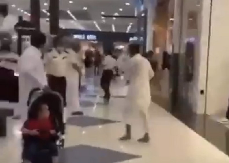 شاب يطعن 3 حراس أمن في مجمع تجاري بالدمام السعودية