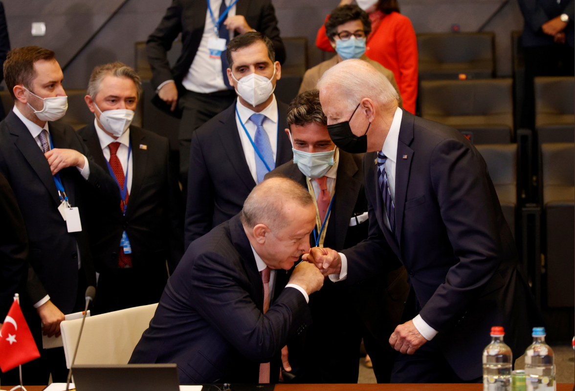 بالفيديو: أردوغان يقبل يد بايدن.. فبركة أم واقع؟