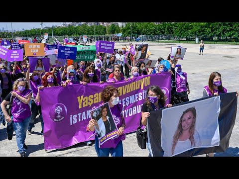 مسيرة نسائية في إسطنبول ردا على الانسحاب من معاهدة لمكافحة العنف ضد المرأة