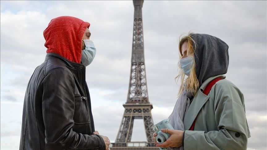 فرنسا تعلن عدم إلزامية ارتداء الكمامات في الشوارع