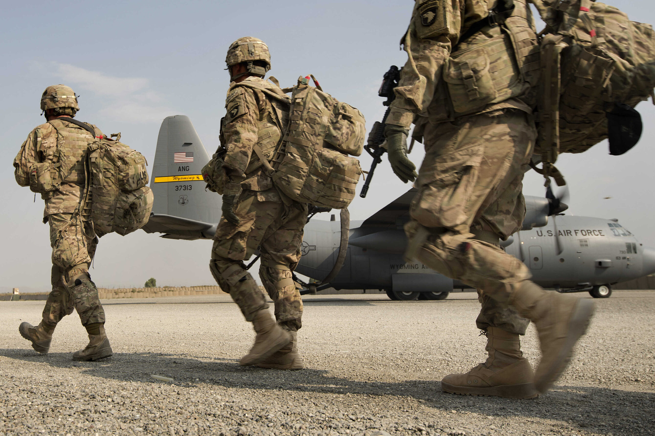 الجيش الأمريكي يغلق قواعد عسكرية في قطر وينقل معداته وجنوده إلى الأردن