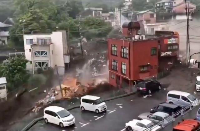 انهيارات طينية في اليابان تودي بحياة العشرات.. صور وفيديو