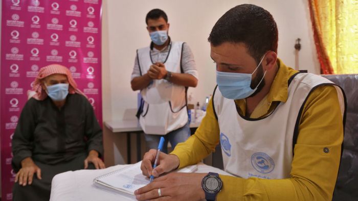 قطر الخيرية تقدم لقاح كورونا للنازحين السوريين