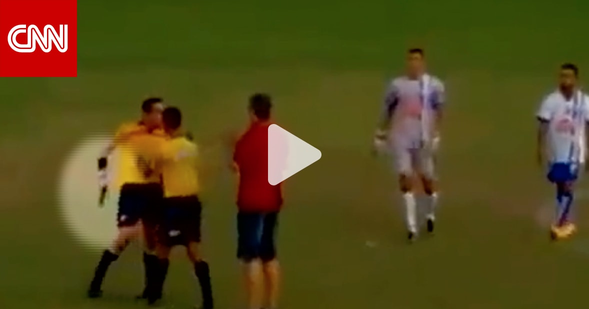 بالفيديو: حكم غريب الأطوار يشهر مسدسا ويطلق النار أثناء مباراة لكرة القدم