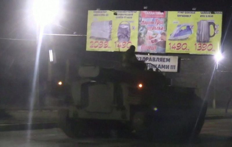 مركبات عسكرية في شوارع دونيتسك بعد اعتراف روسيا باستقلالها عن أوكرانيا
