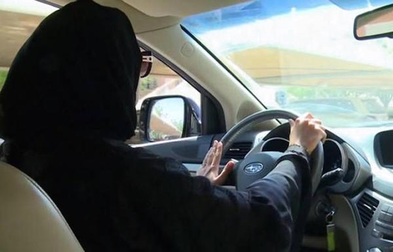 سعودي يطارد شابة ويصفعها بسبب قيادتها في مدينة جازان السعودية