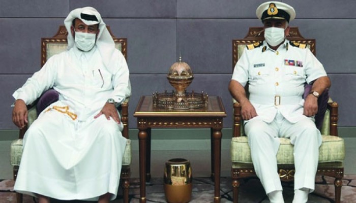 قائد القوات البحرية القطري يزور عمان ويلتقي برئيس أركان السلطنة