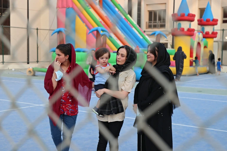 جريدة قطرية تتجول في مجمع لاستقبال اللاجئين الأفغان بمدينة الدوحة