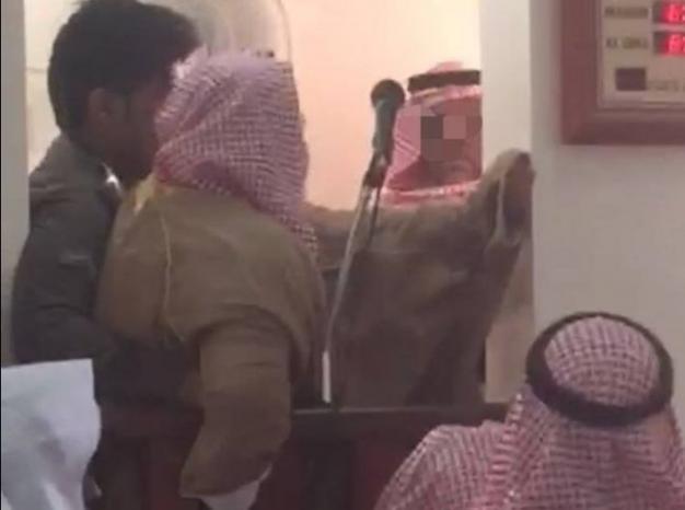السعودية تعتقل خطيب مسجد بطريقة مهينة أمام المصلين
