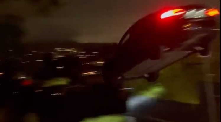 بالفيديو: وسط ذهول الحاضرين... سيارة تسلا تطير بالهواء والشرطة الأمريكية ترصد مكافأة للقبض على السائق