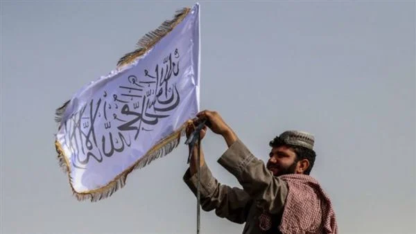 طالبان تحظر العلم الأفغاني وتفرض رفع العلم الأبيض