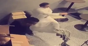 فيديو…كويتي يصفع عاملًا مصريًا على وجهه وكاميرات المراقبة ترصده