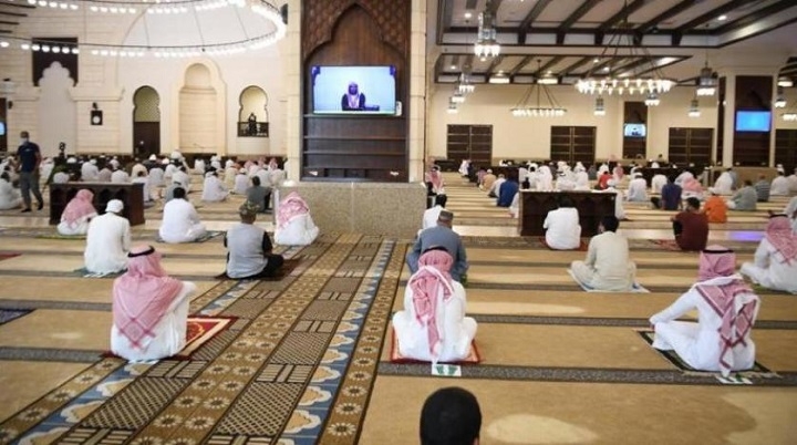 السعودية تطالب أئمة المساجد بتجنب طول الدعاء في صلاة التهجد