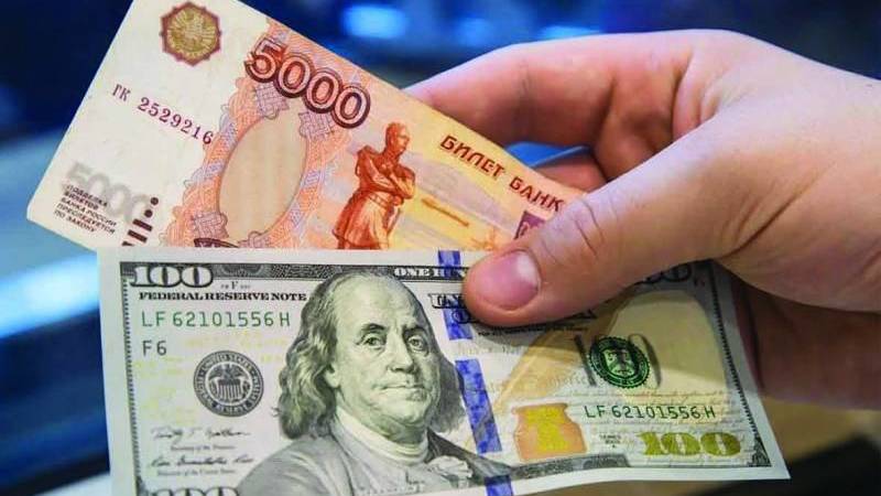 خبير فرنسي: فرض العقوبات على روسيا سيؤثر سلباً على الدولار