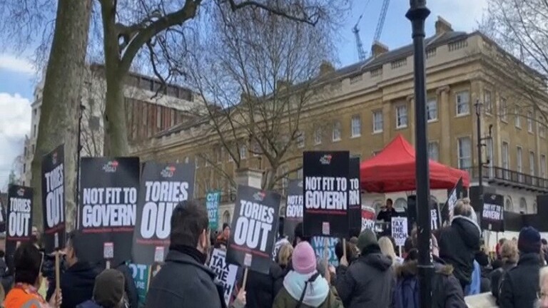 متظاهرون في لندن يطالبون جونسون بالاستقالة بسبب غلاء الأسعار