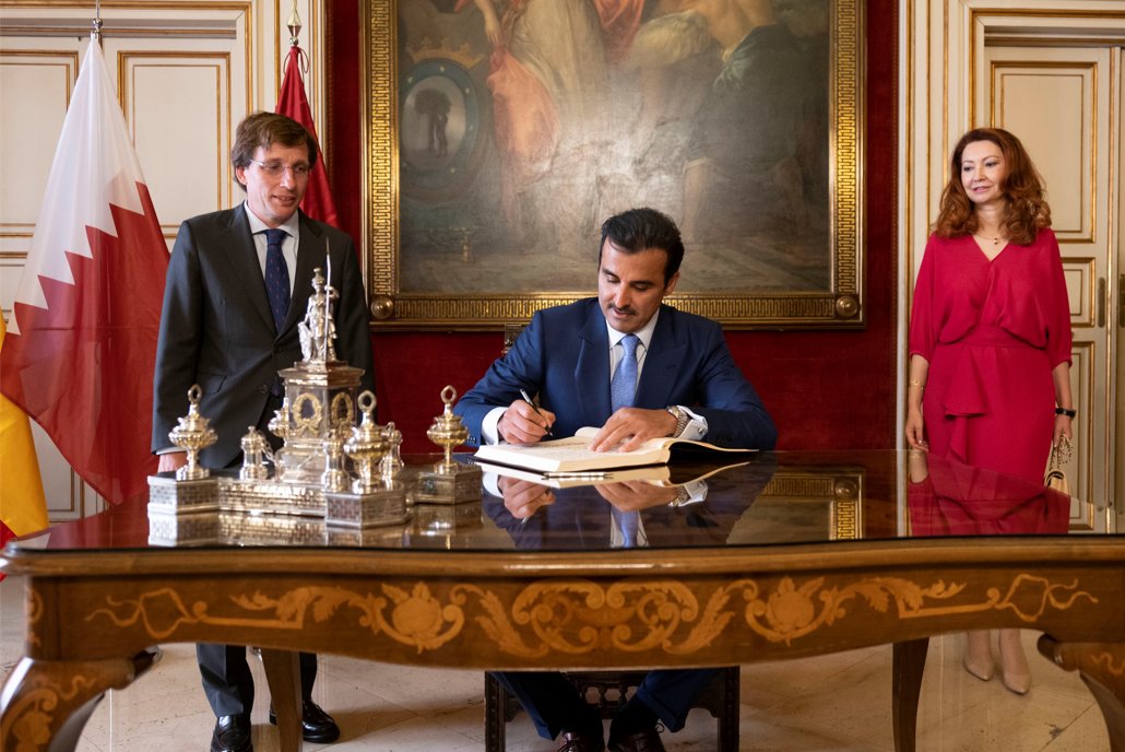 أمير قطر يحضر مأدبة غداء مع ملك إسبانيا ويزور مدريد ويتسلم مفتاح المدينة الذهبي