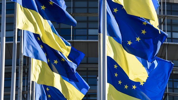 الاتحاد الأوروبي يعتزم تخصيص 500 مليون يورو إضافية لتوريد أسلحة ثقيلة لأوكرانيا