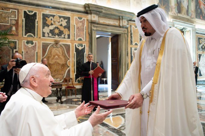 البابا فرانسيس (بابا الفاتيكان) يتسلم أوراق اعتماد سفير قطر