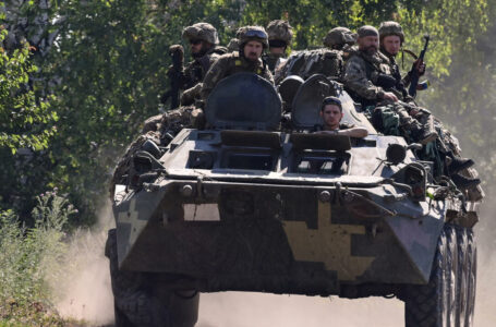 موسكو تعيد تجميع قواتها قرب دونيتسك بعد تحقيق الجيش الأوكراني تقدما في الهجوم المضاد