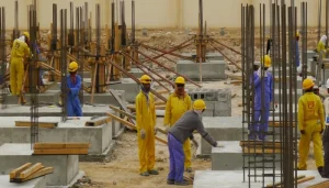 قطر ترحل عشرات العمال من آسيا والشرق الأوسط.. لماذا؟ 