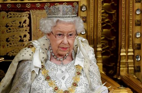 حياة فارهة وثروة كبيرة للملكة إليزابيث الثانية وفقر وأزمة معيشية للبريطانيين!