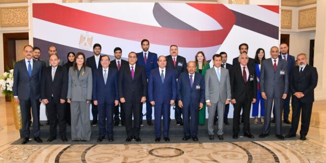 الرئيس المصري يستقبل وفدا من رابطة رجال الأعمال القطريين