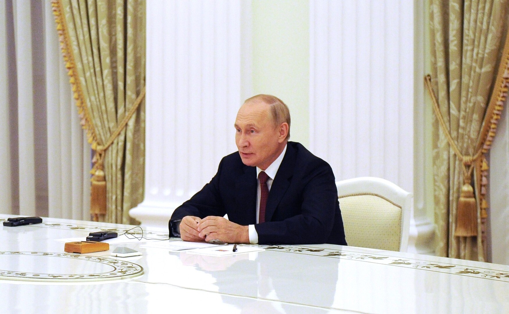 لوكاشينكو يهدي بوتين جرارا بمناسبة عيد ميلاده السبعين