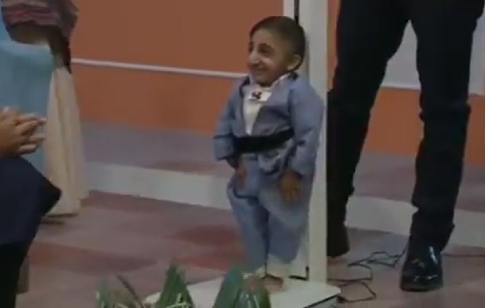 أقصر رجل في العالم.. شاب إيراني يجتاز فحص التحقق من الطول (فيديو)