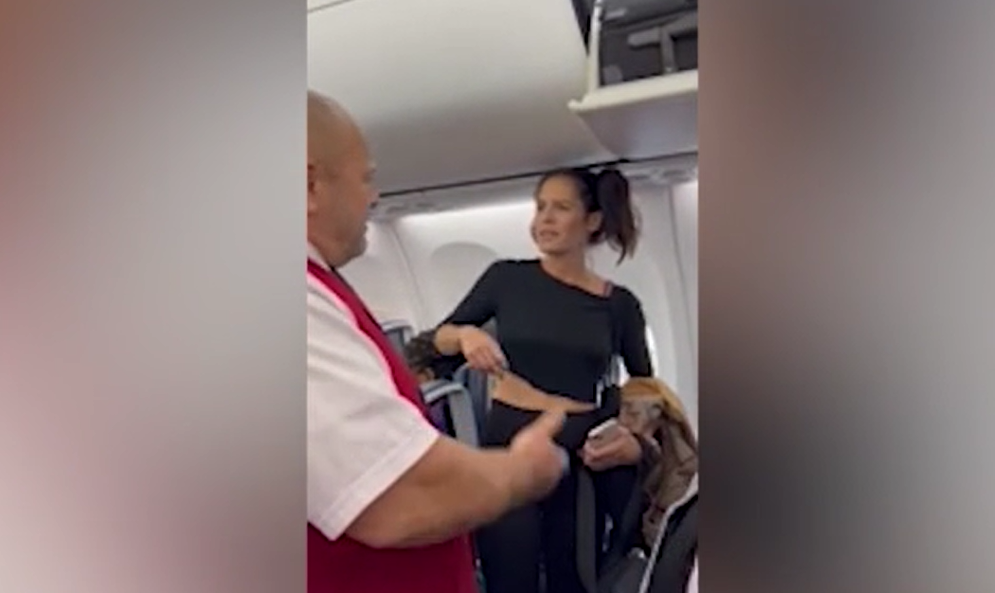 بسبب كلبها.. تصرف غير متوقع لمسافرة على متن طائرة أمريكية! (فيديو)
