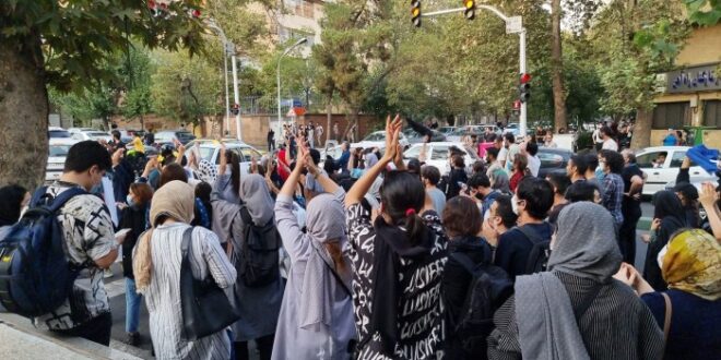 إعلام إيراني: محاكم ثورية علنية في انتظار متظاهري مهسا أميني