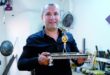 صائغ تركي يصمم كؤوساً ذهبية وفضية لمونديال قطر