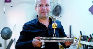 صائغ تركي يصمم كؤوساً ذهبية وفضية لمونديال قطر