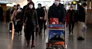 مسافرون في مطار بكين الدولي