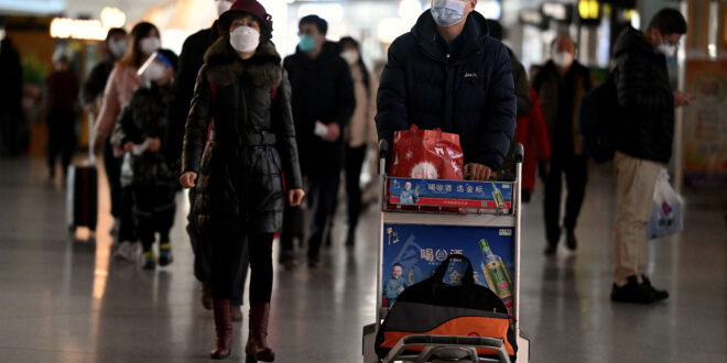 مسافرون في مطار بكين الدولي