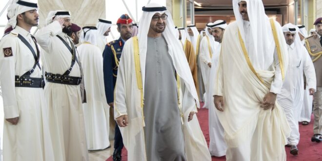 سمو الأمير يتقدم مستقبلي رئيس دولة الإمارات