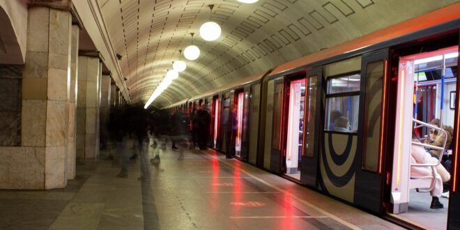 رجل يضيع  رماد جثة أحد أقرباء زوجته في مترو الأنفاق بموسكو!
