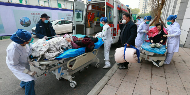 ينقل العاملون في قسم الطوارئ مريضا مصابا بكوفيد في الصين في 31 ديسمبر 2022