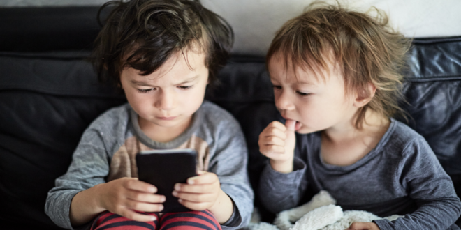 في أي عمر ينبغي أن تعطي طفلك هاتفه الأول؟