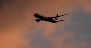 صاعقة تضرب طائرة ركاب أثناء هبوطها في مطار أنطاليا  (فيديو)