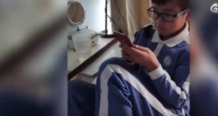 أرغم ابنه على اللعب بالهاتف 17 ساعة متواصلة ليعلمه مضار السهر حتى وقت متأخر!(فيديو)