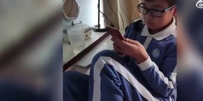 أرغم ابنه على اللعب بالهاتف 17 ساعة متواصلة ليعلمه مضار السهر حتى وقت متأخر!(فيديو)