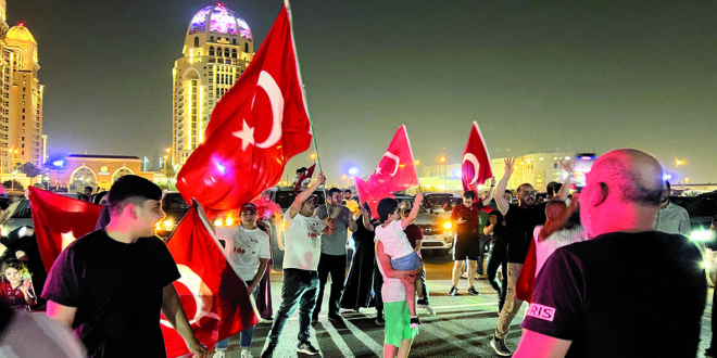 أبناء الجالية التركية بالدوحة يحتفلون بفوز أردوغان