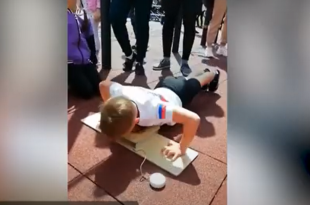 طفل روسي يحقق إنجازا مميزا في أداء تمرن الضغط (فيديو)