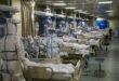 عاملون طبيون يرتدون بدلات واقية في وحدة للعناية المركزة لمرضى كورونا في مستشفى في ووهان الصينية- 16 مايو 2023