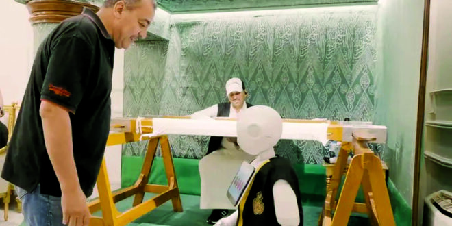 روبوت يستقبل الحجاج ويعرفهم بمجمع الملك عبد العزيز لكسوة الكعبة المشرفة